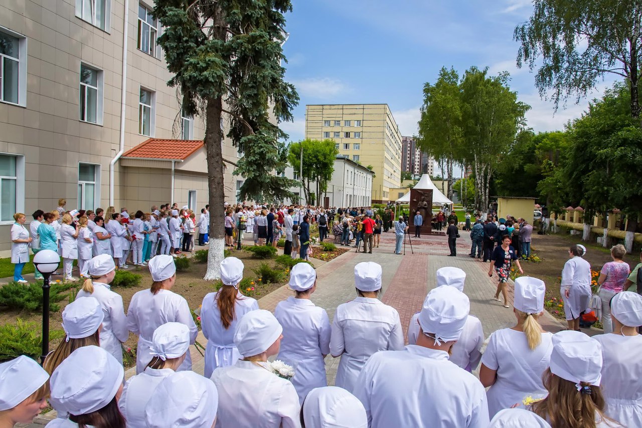 Монумент фронтовому хирургу торжественно открыли в Калуге Монумент фронтовому хирургу торжественно открыли в Калуге