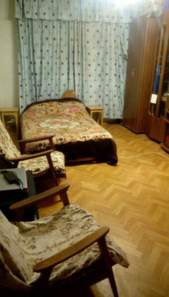 С 1 декабря сдается изолированная комната в 2х комнатной квартире(15м2), метро Выхино 10 минут пешком, удобное расположение (Ташкенский переулок, 1), светлый район, рядом продуктовые магазины, сбербанк, аптека, фитнесс и т.д. <br>В комнате из мебели: шкаф, ракладное кресло, двуспальная кровать, комод. <br>Во второй комнате живу я, тоже снимаю, у меня попугай, так что ищу жильцов без кошечек и собачек. Квартира обычная, без евроремонта.<br>Рассмотрю 1-2х приличных, спокойных девушек/ребят или семейную пару.<br>Стоимость комнаты 16500р. + к.у. (свет, вода, интернет делится на количество жильцов) около 1000-1200р. с человека. <br>Просмотр можно осуществлять уже сейчас, после 18:00. Пишите в личку, если заинтересует предложение, отвечу на все вопросы, пришлю еще фотографии.<br> Бойцова - фото Фото: С 1 декабря сдается изолированная комната в 2х комнатной квартире(15м2), метро Выхино 10 минут пешком, удобное расположение (Ташкенский переулок, 1), светлый район, рядом продуктовые магазины, сбербанк, аптека, фитнесс и т.д. <br>В комнате из мебели: шкаф, ракладное кресло, двуспальная кровать, комод. <br>Во второй комнате живу я, тоже снимаю, у меня попугай, так что ищу жильцов без кошечек и собачек. Квартира обычная, без евроремонта.<br>Рассмотрю 1-2х приличных, спокойных девушек/ребят или семейную пару.<br>Стоимость комнаты 16500р. + к.у. (свет, вода, интернет делится на количество жильцов) около 1000-1200р. с человека. <br>Просмотр можно осуществлять уже сейчас, после 18:00. Пишите в личку, если заинтересует предложение, отвечу на все вопросы, пришлю еще фотографии.<br> Бойцова
