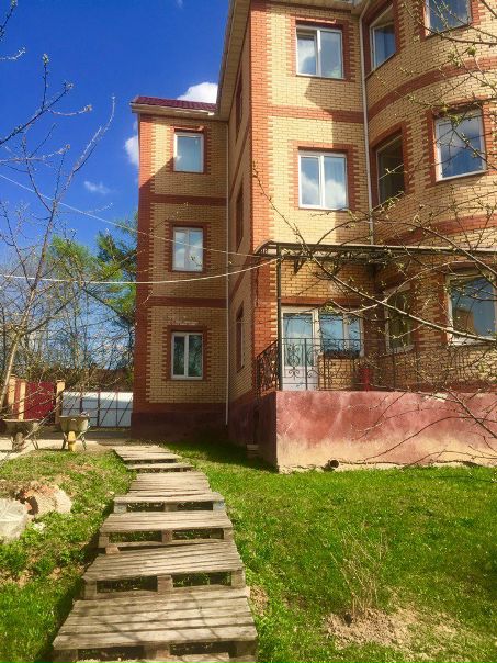 Сдаётся студия в малоквартирном доме от собственника. <br>Стоимость аренды 28000 руб. Площадь 70м2. В Баковке, 4км от МКАД, все удобства, своя закрытая территория, барбекю, мангал, м/место, экология, 3 мин. От ж/д станции.<br>Участок 20 сот., в доме 3 этажа, год постройки 2010.<br>Холодильник, стиральная машина, мебель, телевизор, высокоскоростной интернет, спальные места. <br>Вариант с животными рассмотрим<br>Подъезд и двор убирается. Звоните +79636661592 или пишите в лс.<br><br> Иванова - фото Фото: Сдаётся студия в малоквартирном доме от собственника. <br>Стоимость аренды 28000 руб. Площадь 70м2. В Баковке, 4км от МКАД, все удобства, своя закрытая территория, барбекю, мангал, м/место, экология, 3 мин. От ж/д станции.<br>Участок 20 сот., в доме 3 этажа, год постройки 2010.<br>Холодильник, стиральная машина, мебель, телевизор, высокоскоростной интернет, спальные места. <br>Вариант с животными рассмотрим<br>Подъезд и двор убирается. Звоните +79636661592 или пишите в лс.<br><br> Иванова