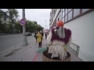 Баба-Яга в Москве рассекает на гироскутере