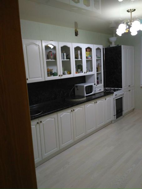 Г. Владимир.<br>Продается 2х к.квартира в клубном доме 2002 г.п.80 кв.м. 3/5., проводка выведена под евро, двери дубовые немецкие, пол дубовый немецкий паркет, обои моющиеся, люстры бронза, фурнитура бронза везде, трубы оцинокванные стояки и отводы полипропиленовые, потолки глянец, сатин, окна дерево заменили на пвх, лоджия без отделки, просто алюминиевая, этаж 3 из 5 не угловая, окна на 2 стороны, плитка в ванной нормальная не меняли её, на фото видно, дом строился для местной администрации, двор непроезжий и дом не выходит на главную улицу, всего в доме 44 квартиры 2 подъезда, внешне кажется большим но он из 2 домов 11 и 11А, у дома своя котельная, коммуналка сейчас 2.1 тыс р, зимой в морозы около 5 тыс р.<br>Цена 4 050 000 руб. - фото Фото: Г. Владимир.<br>Продается 2х к.квартира в клубном доме 2002 г.п.80 кв.м. 3/5., проводка выведена под евро, двери дубовые немецкие, пол дубовый немецкий паркет, обои моющиеся, люстры бронза, фурнитура бронза везде, трубы оцинокванные стояки и отводы полипропиленовые, потолки глянец, сатин, окна дерево заменили на пвх, лоджия без отделки, просто алюминиевая, этаж 3 из 5 не угловая, окна на 2 стороны, плитка в ванной нормальная не меняли её, на фото видно, дом строился для местной администрации, двор непроезжий и дом не выходит на главную улицу, всего в доме 44 квартиры 2 подъезда, внешне кажется большим но он из 2 домов 11 и 11А, у дома своя котельная, коммуналка сейчас 2.1 тыс р, зимой в морозы около 5 тыс р.<br>Цена 4 050 000 руб.