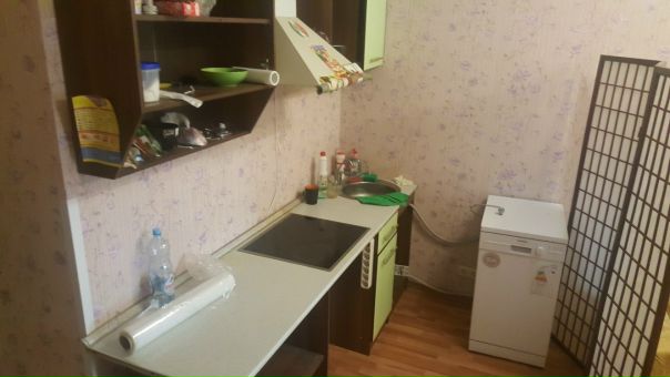 Фото: Собственник. Без комиссии, сдается однокомнатная квартира-студия. ЖК Павлино. <br>Ближайшее метро Выхино, Новокосино. На длительный срок. Отличная квартира со свежим ремонтом. Вся мебель и бытовая техника (холодильник, стиралка, посудомойка и пр) в хорошем состоянии, что нужно - добавим, лишнее - уберем. Застекленная лоджия.Совмещенный санузел..Новый монолитно-кирпичный дом. Сдан в 2012 году.Квартира с большой лоджией.Подъезд чистый, 2 лифта (грузопассажирский и пассажирский).Все жильцы уже сделали ремонт. <br>Придомовая территория облагорожена и благоустроена В доме магазин, Рядом суши-бар, пиццерия и ресторан.Так же в микрорайоне масса магазинов, есть фитнесс-клуб и медицинский центр. 2 школы, детсады. От дома начинается сосновый лес с озером, прекрасное место для прогулок и проведения пикников всей семьёй. <br>Совершенно чистый воздух и в тоже время прекрасная транспортная доступность до Москвы. До МКАДа - 10 км.15 минут езды до станции Кучино, Железнодорожная. До метро 