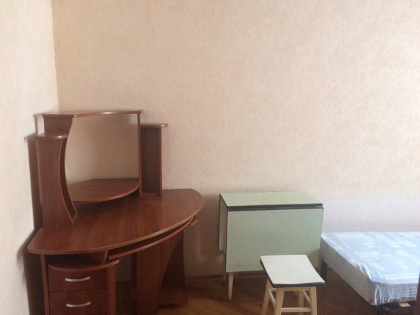 Сдается комната в 3х комнатной квартире. Девушке. <br>Метро Бунинская аллея 5 минут пешком. Комната изолированная. В комнате односпальная кровать, стенка, стол, стул. В квартире есть стир. машинка, интернет, пылесос. Заселяться можно сейчас. В соседях 3 девушки. В квартире мы не курим, поддерживаем чистоту и порядок. <br> 14 000 + ку (1500) <br>залог 14000 <br>Пишите в личку или 89635219555 Катя - фото Фото: Сдается комната в 3х комнатной квартире. Девушке. <br>Метро Бунинская аллея 5 минут пешком. Комната изолированная. В комнате односпальная кровать, стенка, стол, стул. В квартире есть стир. машинка, интернет, пылесос. Заселяться можно сейчас. В соседях 3 девушки. В квартире мы не курим, поддерживаем чистоту и порядок. <br> 14 000 + ку (1500) <br>залог 14000 <br>Пишите в личку или 89635219555 Катя