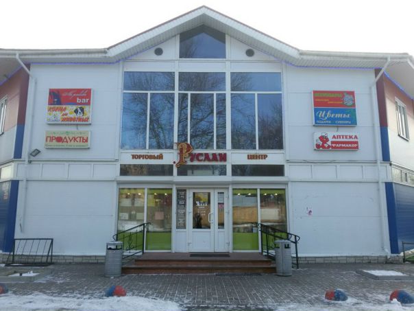 Сиверский пос., Героев пр., 2а<br><br>Отдельно стоящий торговый центр, расположен на первой линии основной магистрали п.Сиверский. Удобный подъезд, свободная парковка.<br>2 этажа, подвал, огороженный внутренний двор, 3 входа, во дворе 2 холодильные камеры. 40кВт.<br>Сейчас собственник сам использует здание: 1этаж - продукты, цветы, аптека, хозтовары. 2этаж - бар с кухней и магазин одежды.<br>Долгосрочная аренда, возможно арендовать только 1-й этаж.<br>350 000 руб. - фото Фото: Сиверский пос., Героев пр., 2а<br><br>Отдельно стоящий торговый центр, расположен на первой линии основной магистрали п.Сиверский. Удобный подъезд, свободная парковка.<br>2 этажа, подвал, огороженный внутренний двор, 3 входа, во дворе 2 холодильные камеры. 40кВт.<br>Сейчас собственник сам использует здание: 1этаж - продукты, цветы, аптека, хозтовары. 2этаж - бар с кухней и магазин одежды.<br>Долгосрочная аренда, возможно арендовать только 1-й этаж.<br>350 000 руб.