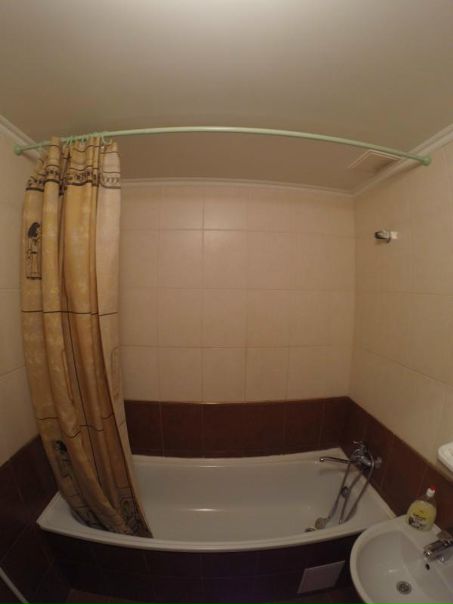 Фото: Всем доброго дня !)))Ребята сдаю лично квартиру .Ул. Криворожская,19 <br>в шаговой доступности к метро Нагорная (10 минут пешком) . 1кк недавно сделали ремонт ,мебель вся как на фото остается в квартире , шкаф под одежду ,кровать двуспальная .На кухни гарнитур ,стол обеденный ,холодильник и машинка автомат ,в ванной капетальный ремонт ,вся техника новая .Сдаем на длительный срок ,звоните )) <br>цена : 26000+сч ,ежемесячно . <br>тел.89067910132