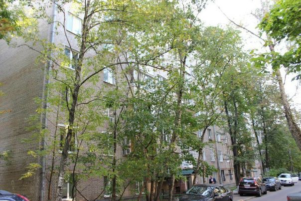 Фото: Сдается 3-х комн. квартира 90 кв.м. в 10 мин. пешком от м. Проспект Вернадского (ул. Кравченко).<br>Дом кирпичный, расположен во дворе, вдали от проезжей части. Тихий двор удалён от дорог. В минуте ходьбы школа Олимпийского резерва, общеобразовательная школа. <br>Выполнен свежий косметический ремонт. По согласованию с Вами хозяин квартиры укомплектует необходимой мебелью комнаты. В наличии: стиральная машина, духовой шкаф, посудомоечная машина, телевизор и мебель (на фото).<br>Оплата 75к в месяц. Все комнаты изолированные.<br>Без комиссии.<br> Шарупич