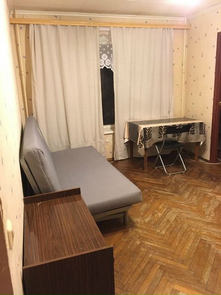 С 1 октября сдаётся просторная (20 кВ.м) светлая комната девушке (строго РФ) на длительный срок в трёхкомнатной квартире.В комнате есть диван-кровать, шкаф, стол, тумбочка, комод.<br>В квартире также есть новый холодильник , стиральная машина, кухня с газовой плитой и раздельный сан - узел. В комнате расположена дверь , ведущая в другую комнату , в которой проживает работающая, тихая и спокойная соседка.<br>Стоимость комнаты 13 тыс в месяц (оплата за первый месяц, плюс страховой депозит 13 тыс., коммунальные платежи платятся по счётчикам ). <br>Месторасположение:<br>Зелёный район Юго - Запада Москвы, в 10 минутах ходьбы от метро Беляево. <br>Напротив дома детская площадка, рядом пруд и спорт площадки. <br>Соседи две дружелюбные девушки, которые будут очень рады новой соседке! <br>По вопросам обращаться к <br>Евгении в будни с 18 до 22ч<br>В выходные с 11 до 22 ч<br>8 (966) 045-62-83<br> - фото Фото: С 1 октября сдаётся просторная (20 кВ.м) светлая комната девушке (строго РФ) на длительный срок в трёхкомнатной квартире.В комнате есть диван-кровать, шкаф, стол, тумбочка, комод.<br>В квартире также есть новый холодильник , стиральная машина, кухня с газовой плитой и раздельный сан - узел. В комнате расположена дверь , ведущая в другую комнату , в которой проживает работающая, тихая и спокойная соседка.<br>Стоимость комнаты 13 тыс в месяц (оплата за первый месяц, плюс страховой депозит 13 тыс., коммунальные платежи платятся по счётчикам ). <br>Месторасположение:<br>Зелёный район Юго - Запада Москвы, в 10 минутах ходьбы от метро Беляево. <br>Напротив дома детская площадка, рядом пруд и спорт площадки. <br>Соседи две дружелюбные девушки, которые будут очень рады новой соседке! <br>По вопросам обращаться к <br>Евгении в будни с 18 до 22ч<br>В выходные с 11 до 22 ч<br>8 (966) 045-62-83<br>