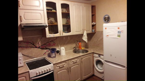 Фото: Сдам койко место в уютной комнате в центре Москвы за 9800 руб для девушки<br>Метро Павелецкая 6 мин пешком<br>Звоните собственник Максим Тел +7 (985) 5564828<br><br>Это 2х комнатная квартира. В комнате проживают позитивные и спокойные девушки. Чем занимаются соседки – студентка медицинского вуза, менеджер кулинарного проекта, провизор<br>Во второй комнате проживает одна девушка менеджер крупной компании<br>В комнате есть балкон, который окружают много деревьев с листовой, дом построен для профессоров Академии Плеханова, раздельный туалет и ванная, кухня с большим холодильником и всей необходимой посудой, свч, чайник и широкие подоконники во всей квартире, большое количество  полок и шкафов для одежды - в комнате, на балконе и в коридоре<br><br>Вся необходимая техника и посуда, вай фай с большой скоростью<br>Соседка переехала ближе к учебе поэтому ищется замена<br><br>Цена Койко место комнате 9800р за первый месяц (первый месяц скидка 1000р) со второго и последующие месяцы 10800р<br>без комиссии<br>Максим 8 985 5564828<br><br>#ищусоседку #совместнаяаренда #комнатасподселением #койкоместо <br>#общежитиекомната #общежитиемосква<br>#Хостел #Хостелмосква #Хостелвмоскве #Общежитие