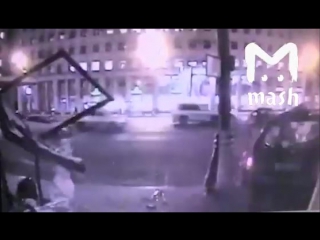 Джип вылетает на остановку с людьми. Жёсткое видео с камер, 18+