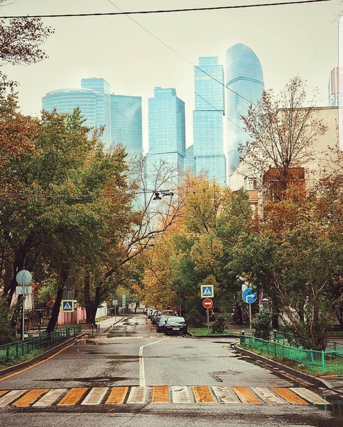 Комната на Кутузовском!<br>Мои подружки сняли двушку, с роскошным видом на Москва-сити.. <br>Сама квартира шик-блеск-красота! поэтому там цена вопроса 28 тысяч (за целую большую комнату)<br>К оплате остаются только счетчики: вода/свет и хотят отбить услуги риэлтора, хотя бы 40%. Залог уже внесли, можно не делить, был припасен)<br>Девочки медийные, одна работает на ТВ, вторая на крутой радиостанции, как следствие, сидячую домашнюю жизнь не ведут..<br>Однако знаю их как аккуратных и приятных в быту, в общении тем более, вот прям рекомендую))<br>Вопросы пожалуйста в личку.<br>Желательно немного о себе рассказать! <br>Фото просто тематическое, осеннее) - фото Фото: Комната на Кутузовском!<br>Мои подружки сняли двушку, с роскошным видом на Москва-сити.. <br>Сама квартира шик-блеск-красота! поэтому там цена вопроса 28 тысяч (за целую большую комнату)<br>К оплате остаются только счетчики: вода/свет и хотят отбить услуги риэлтора, хотя бы 40%. Залог уже внесли, можно не делить, был припасен)<br>Девочки медийные, одна работает на ТВ, вторая на крутой радиостанции, как следствие, сидячую домашнюю жизнь не ведут..<br>Однако знаю их как аккуратных и приятных в быту, в общении тем более, вот прям рекомендую))<br>Вопросы пожалуйста в личку.<br>Желательно немного о себе рассказать! <br>Фото просто тематическое, осеннее)