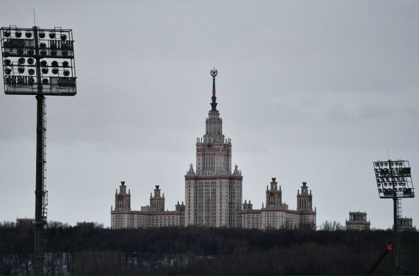 Мужчина выпал из окна главного здания МГУ и выжил: 