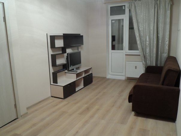 Сдам новую 1 к. квартиру 30 кв.м. с просторной лоджией 7кв.м (два входа- с кухни и с комнаты) в ЖК Краски лета ,ул. Шувалова, д.13/10 (м.Девяткино, 12-15 мин пешком).В квартире сделан ремонт не от застройщика. Имеется вся необходимая мебель и техника: Телевизор, холодильник, электроплита, чайник, стиральная машина.Сдаётся гражданам РФ, по договору. Стоимость: 17500 +К.У. <br>Залог 16000р. (будет возвращен по окончании договора). Залог можно разбить на два месяца. - фото Фото: Сдам новую 1 к. квартиру 30 кв.м. с просторной лоджией 7кв.м (два входа- с кухни и с комнаты) в ЖК Краски лета ,ул. Шувалова, д.13/10 (м.Девяткино, 12-15 мин пешком).В квартире сделан ремонт не от застройщика. Имеется вся необходимая мебель и техника: Телевизор, холодильник, электроплита, чайник, стиральная машина.Сдаётся гражданам РФ, по договору. Стоимость: 17500 +К.У. <br>Залог 16000р. (будет возвращен по окончании договора). Залог можно разбить на два месяца.