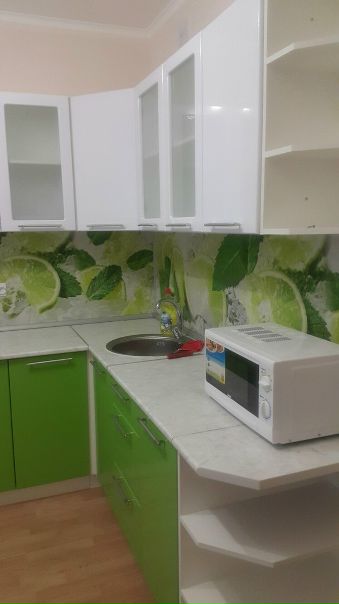 Фото: Сдается от собственника однокомнатная квартира 44 кв.м. большая комната, гардеробная, наличие двух коридоров, большой балкон. Квартира по адресу: г. Люберцы, ул. Наташинская д. 16. В квартире сделан новый ремонт, новая мебель, вся бытовая техника (телевизор стиральная машина, микроволновка, чайник, кухонный гарнитур). <br><br>Расположение: метро Выхино на маршрутке, станция Люберцы -1 пешком 1.9 кв.м. <br><br>Стоимость аренды 23 тыс. рублей плюс счётчики (вода и свет).<br>Ватсап или вайбер по тел. 89107080007<br> Котова