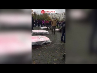 Обнаженные девушки с плакатами взволновали прохожих в Москве