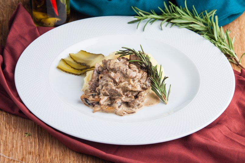 Беф а-ля Строганов или мясо по-строгановски — любимое блюдо многих😋
Граф Строганов был очень богат и держал в Одессе «открытый стол» — каждый образованный и