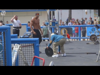Дед пришел на Muscle Beach, чтобы показать, на что он способен