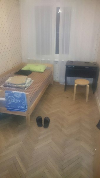 Фото: Ищем соседа/соседку/соседей в квартиру на м. Чертановская.     <br><br>  10 минут пешком от метро Чертановская.<br><br>Трёхкомнатная квартира на третьем этаже,пятиэтажного дома.<br>Для проживания всё в квартире есть.<br>13000 с человека. Сумма вместе с коммуналкой. Без комиссии и посредников!<br><br>Сейчас в одной из комнат проживает интеллигентный работающий спокойный парень. Рассматриваются приличные и платёжеспособные люди <br><br>Подробности по телефону   <br>+7 (915) 313-81-25