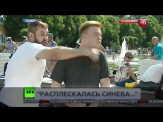 Корреспондента НТВ ударили в прямом эфире во время празднования Дня ВДВ