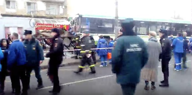 На северо-западе Москвы автобус врезался в остановку. Погибли двое