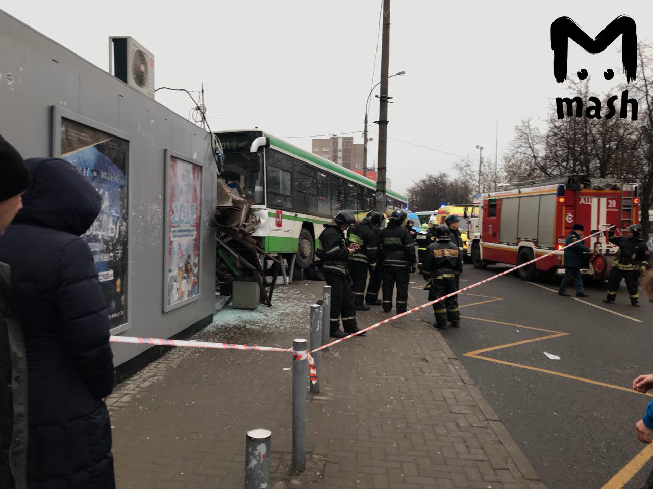 На северо-западе Москвы автобус врезался в остановку. Погибли двое