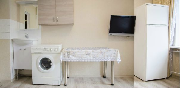 Фото: Сдам комнату 15м2 в общежитии на ул Севастьянова(ориентир янтарная шкатулка лен.проспект). <br>ориентир Центральный рынок,танк, новый шикарный ремонт с нуля. <br>Комната на 2ом этаже 5ти этажного дома.с евроремонтом бытовой техникой и мебелью.Все новое, <br>стеклопакеты ламинат новая дверь. в комнату подведена вода(раковина).Встроенный шкаф(новый). <br>Цена:10 000 рублей+К/у (коммунальные услуги небольшие)-Все удобства ,Собсвенник