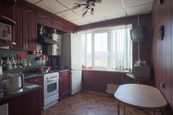 Ломоносов, Ораниенбаумский пр., 19<br><br>Продаётся просторная двусторонняя квартира: 4 комнаты, большой коридор, гардеробная. Квартира подходит для проживания семье с несколькими детьми. Кухонный гарнитур остается в подарок.<br>Удобное месторасположение, развитая инфраструктура, в шаговой доступности детские площадки, садики, школа, поликлиника, магазины первой необходимости.<br>Квартира в собственности более 3-х лет.<br>5 700 000 руб. - фото Фото: Ломоносов, Ораниенбаумский пр., 19<br><br>Продаётся просторная двусторонняя квартира: 4 комнаты, большой коридор, гардеробная. Квартира подходит для проживания семье с несколькими детьми. Кухонный гарнитур остается в подарок.<br>Удобное месторасположение, развитая инфраструктура, в шаговой доступности детские площадки, садики, школа, поликлиника, магазины первой необходимости.<br>Квартира в собственности более 3-х лет.<br>5 700 000 руб.