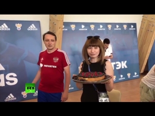 Тортик от российской сборной по футболу: команда поздравила журналиста RT с днём рождения