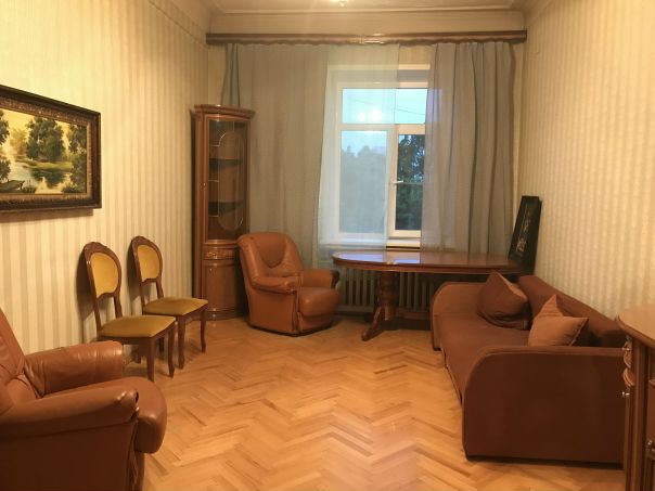Москва, м. ВДНХ (заселение 9 февраля) <br>Сдается комната 22 кв. м. <br>Общая площадь квартиры составляет 97 кв. м. Сталинский кирпичный дом с высокими потолками. <br>Светлые обои, уютная обстановка, удобная мебель. В комнате диван-кровать, шкаф, стол, комод, небольшие шкафчики, вид из окна на парк «акведук». В соседях - две девушки. В квартире также есть телевизор, на кухне гарнитур, имеется вся необходимая бытовая техника: стиральная машина, двухкамерный холодильник, микроволновка, душевая кабина. Санузел раздельный. Во всей квартире установлен стеклопакет с большими подоконниками. Встроенные многофункциональные шкафы. Тихий благоустроенный двор. <br>Располагается в 15 минутах ходьбы и 5 минутах на транспорте от станции метро ВДНХ в очень тихом и спокойном районе. Недалеко от МЦК «Ростокино». Так же рядом располагается ЖД платформа «Яуза». Развитая инфраструктура, рядом много магазинов, парков, скверов, кукольный театр, 10 минут до тц ”золотой вавилон”. <br>Заселение возможно 9 февраля. <br>Рассмотрю одного (!) приличного платежеспособного гражданина РФ. <br>Стоимость проживания 20 т.р. <br>Залог 10 000р - фото Фото: Москва, м. ВДНХ (заселение 9 февраля) <br>Сдается комната 22 кв. м. <br>Общая площадь квартиры составляет 97 кв. м. Сталинский кирпичный дом с высокими потолками. <br>Светлые обои, уютная обстановка, удобная мебель. В комнате диван-кровать, шкаф, стол, комод, небольшие шкафчики, вид из окна на парк «акведук». В соседях - две девушки. В квартире также есть телевизор, на кухне гарнитур, имеется вся необходимая бытовая техника: стиральная машина, двухкамерный холодильник, микроволновка, душевая кабина. Санузел раздельный. Во всей квартире установлен стеклопакет с большими подоконниками. Встроенные многофункциональные шкафы. Тихий благоустроенный двор. <br>Располагается в 15 минутах ходьбы и 5 минутах на транспорте от станции метро ВДНХ в очень тихом и спокойном районе. Недалеко от МЦК «Ростокино». Так же рядом располагается ЖД платформа «Яуза». Развитая инфраструктура, рядом много магазинов, парков, скверов, кукольный театр, 10 минут до тц ”золотой вавилон”. <br>Заселение возможно 9 февраля. <br>Рассмотрю одного (!) приличного платежеспособного гражданина РФ. <br>Стоимость проживания 20 т.р. <br>Залог 10 000р