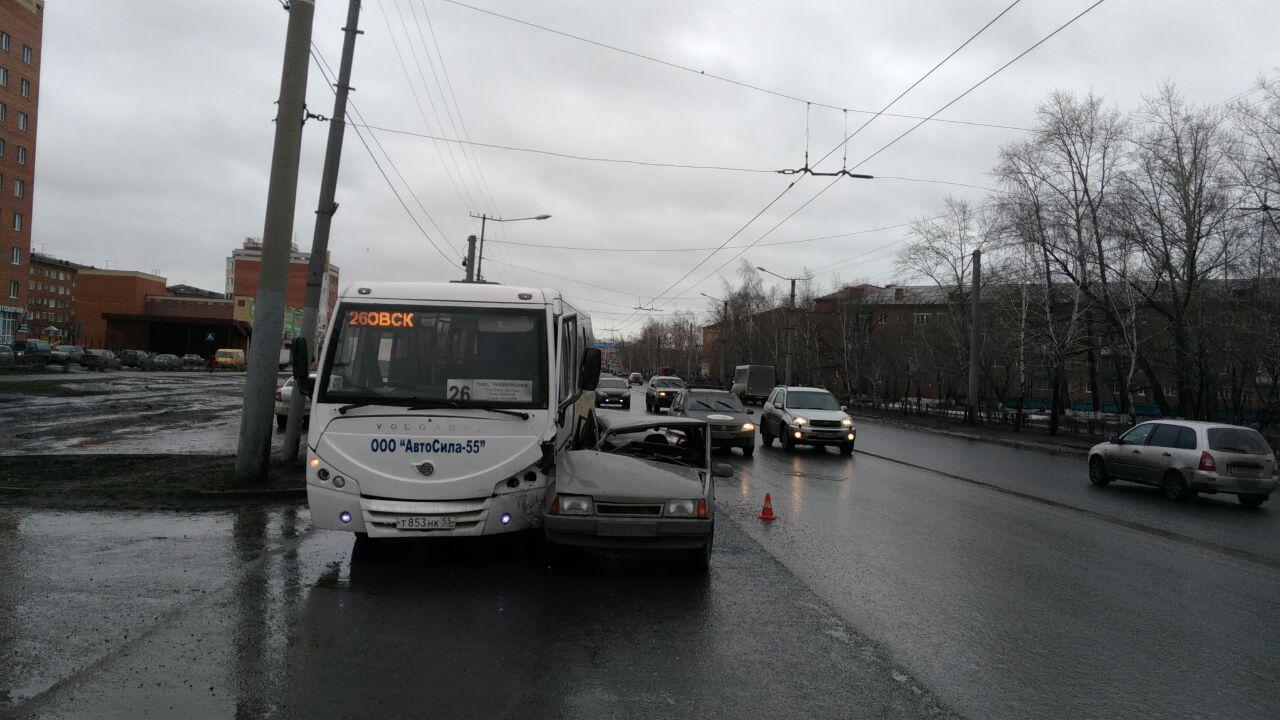 В Омске легковушка мощно врезалась в пассажирский автобус - ФОТО В Омске легковушка мощно врезалась в пассажирский автобус - ФОТО