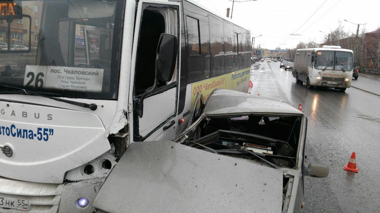 В Омске легковушка мощно врезалась в пассажирский автобус - ФОТО В Омске легковушка мощно врезалась в пассажирский автобус - ФОТО