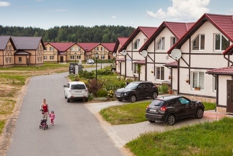 На коттеджном рынке Ленобласти заморожено 20 000 объектов <br><br>Еще 26 000 объектов выставлено на продажу, - таковы данные Экспертного бюро «Сперанский».<br>Сегодня загородный рынок Петербурга предлагает покупателям на выбор 457 коттеджных поселков в разной стадии реализации. <br>Помимо этого, на рынке сформировался большой запас проектов, которые когда-то были выведены в продажу, но по разным причинам их реализация была приостановлена. На сегодня их уже 231, и в них «подвисло» более 20 300 лотов (в основном участки без подряда, но есть некоторое количество построенных домов и таунхаусов). <br>Так за шесть месяцев с начала 2018-го года заморозили продажи 27 проектов. «Впрочем, отдельным проектам со временем удается вернуться в продажу. Но таких примеров относительно немного. За те же полгода возобновили реализацию 9 проектов. Причем «реанимаций» оказалось почти столько же, как и «рождений»: за этот период вышло в продажу лишь 12 новых коттеджных поселков», - говорит Дмитрий Сперанский, руководитель Экспертного бюро «Сперанский». <br>Среди «заморозки» немало проектов, которые были начаты еще лет семь-восемь назад, а то и раньше. Сегодня состояние многих пятен и начатых строений весьма плачевное. Когда собственники решат обратить эти активы в деньги, они столкнутся с серьезными проблемами. <br>«Через несколько лет от брошенного проекта не останется ничего. И дело не столько в физическом разрушении материалов, сколько в том, что любой объект, оставленный без охраны на продолжительное время, будет разворован. Наша компания не взялась бы реанимировать брошенный проект», - рассуждает руководитель отдела продаж компании «Теорема» Ирина Кудрявцева. - фото Фото: На коттеджном рынке Ленобласти заморожено 20 000 объектов <br><br>Еще 26 000 объектов выставлено на продажу, - таковы данные Экспертного бюро «Сперанский».<br>Сегодня загородный рынок Петербурга предлагает покупателям на выбор 457 коттеджных поселков в разной стадии реализации. <br>Помимо этого, на рынке сформировался большой запас проектов, которые когда-то были выведены в продажу, но по разным причинам их реализация была приостановлена. На сегодня их уже 231, и в них «подвисло» более 20 300 лотов (в основном участки без подряда, но есть некоторое количество построенных домов и таунхаусов). <br>Так за шесть месяцев с начала 2018-го года заморозили продажи 27 проектов. «Впрочем, отдельным проектам со временем удается вернуться в продажу. Но таких примеров относительно немного. За те же полгода возобновили реализацию 9 проектов. Причем «реанимаций» оказалось почти столько же, как и «рождений»: за этот период вышло в продажу лишь 12 новых коттеджных поселков», - говорит Дмитрий Сперанский, руководитель Экспертного бюро «Сперанский». <br>Среди «заморозки» немало проектов, которые были начаты еще лет семь-восемь назад, а то и раньше. Сегодня состояние многих пятен и начатых строений весьма плачевное. Когда собственники решат обратить эти активы в деньги, они столкнутся с серьезными проблемами. <br>«Через несколько лет от брошенного проекта не останется ничего. И дело не столько в физическом разрушении материалов, сколько в том, что любой объект, оставленный без охраны на продолжительное время, будет разворован. Наша компания не взялась бы реанимировать брошенный проект», - рассуждает руководитель отдела продаж компании «Теорема» Ирина Кудрявцева.