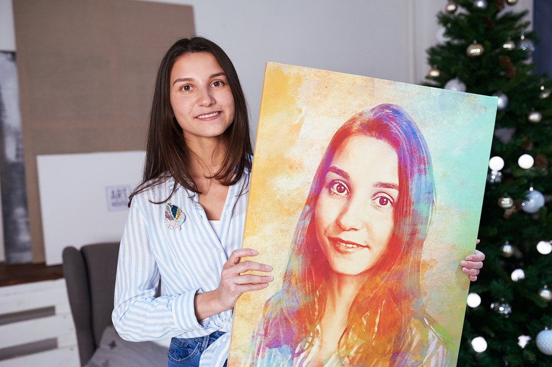 Девушка держит картину в руках