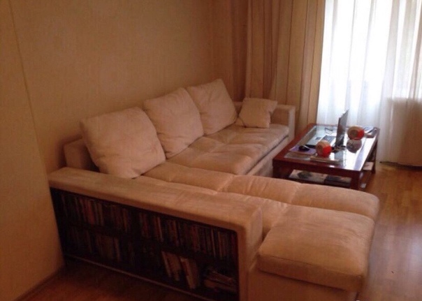 Фото: СДАЁТСЯ просторная, светлая КОМНАТА.<br>14.500 в месяц- С 1 июля <br><br>Дом находится в 10 минутах неспешной ходьбы от м.ЖУЛЕБИНО<br><br>• в трехкомнатной квартире с лоджией, <br>• большим уютным диваном (раскладывается),<br>• вместительной тумбой и телевизором, <br>• окна выходят в благоустроенный, тихий двор,<br>• есть возможность привезти свою мебель для хранения, <br>• в квартире два полноценных сан.узла, <br>• большая современная кухня и просторная прихожая.<br><br>- 3 этаж -<br><br>Ищем платежеспособную, чистоплотную, некурящую девушку без животных. В соседних комнатах живут две молодые, приятные, коммуникабельные девушки.<br><br>Стоимость аренды: 14 500 руб. + ком.платежи (в среднем 4 000 руб.). При въезде оплачивается страховой депозит в размере 14 500 руб. (не разбивается).<br><br>Писать в ЛС <br>Агентам просьба не звонить !