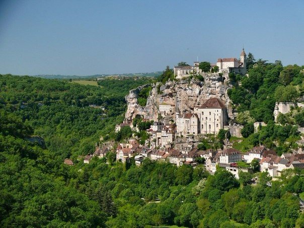 Рокамадур деревня на уступах скалы. Франция Рокамадур (Rocamadour) одна их самых красивых деревень Франции региона Юг-Пиренеи. Но Рокамадур совсем не похож на обыкновенную деревню. Поселение не