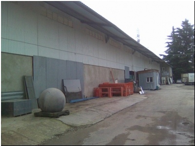 Фото: Срочно!!! Продаются производственно-складские помещения в г. Сочи, Центральный район, ул. Гагарина.<br>Рядом строительные рынки, ТЦ Моремолл. Недвижимость в собственности, земля в аренде до 2051 года.<br>Земельный участок – 2800 м2<br>Помещения - 1200 м2, высота здания - 9 м.<br>Коммуникации:<br>электричество – 100 кВт (7 руб. за кВт) своя подстанция;<br>водопровод – централизованный;<br>канализация – централизованная;<br>Территория огорожена, заасфальтирована.<br>Круглосуточная охрана.<br>Обременений и ограничений нет.<br>На данный момент помещения сданы в аренду.<br>Дополнительная информация (техническая документация, выписки и тд.) – по запросу. <br>Агенту щедрое вознаграждение!!!