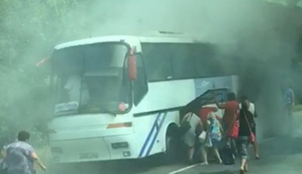 В Крыму загорелись два автобуса с туристами