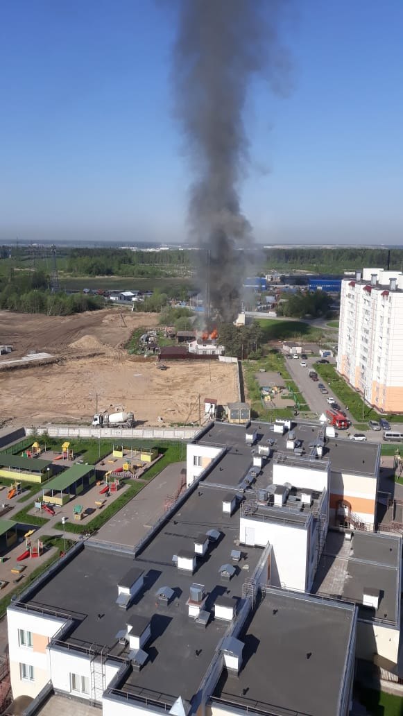 Пожарные спасли двух человек из горящего дома в Парголово
