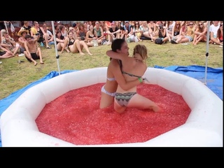 Girls Bikini Jelly Wrestling - 2018: Bikinili kızlar jöle güreşi.