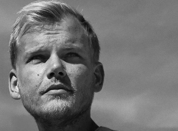 Названа причина смерти диджея Avicii: 