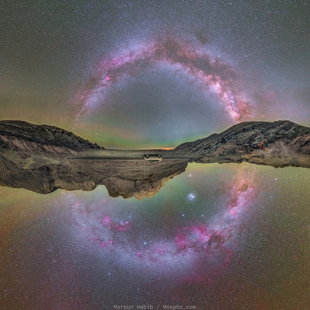 Вся плоскость Галактики Верхняя часть этой фотографии ночное небо над Ливаном, к северу от экватора, снимок сделан в июне 2017 года. Изображение было получено, когда центральная полоса Млечного