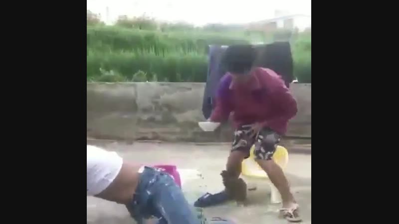 Петух в жпу клюнул