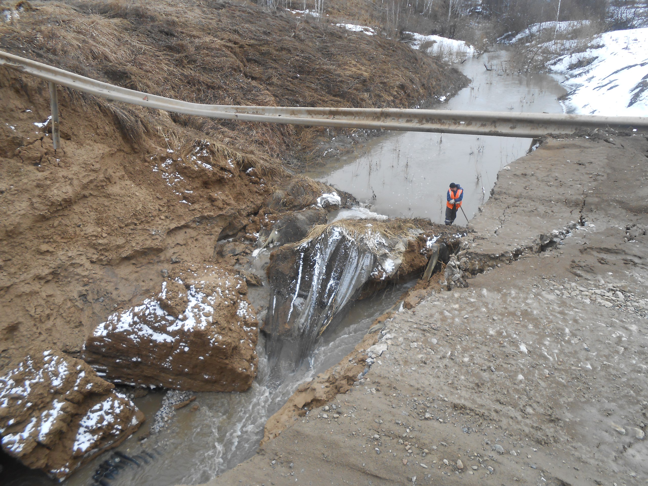 На севере Омской области талые воды разрушили дорогу до 7 деревень На севере Омской области талые воды разрушили дорогу до 7 деревень