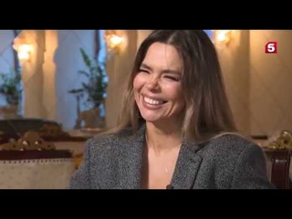 Звезда «Однажды в России» Карина Зверева — о юморе, мужчинах и силиконовой груди