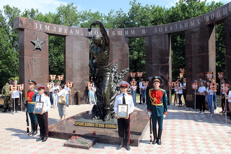 Имена погибших в Грозном саратовских полицейских увековечены на мемориале в Парке Победы Имена погибших в Грозном саратовских полицейских увековечены на мемориале в Парке Победы