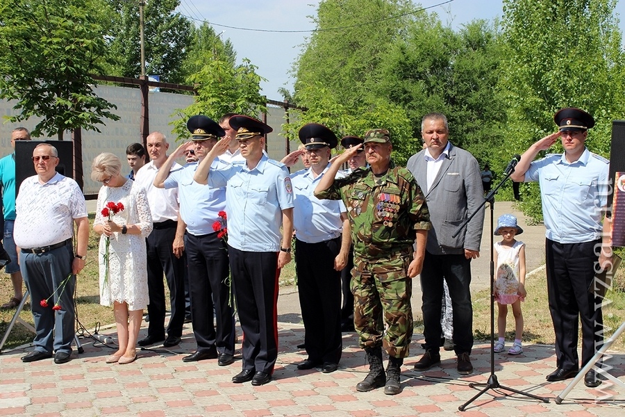 Имена погибших в Грозном саратовских полицейских увековечены на мемориале в Парке Победы Имена погибших в Грозном саратовских полицейских увековечены на мемориале в Парке Победы