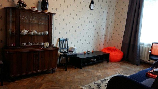 Фото: Ищем соседку на долгие времена в просторную, изолированную комнату (20м) в двушке. Десять минут ходьбы от м. Академическая, кирпичный пятиэтажный тёплый дом, высокие потолки, отличные хозяева, очаровательный уютный район, в котором спокойно дышится и ходится в любое время дня и ночи, масса продуктовых магазинов рядом. Первый этаж, замечательные соседи (дада, их не слышно!). <br>Цена: 20 т.р. в месяц (+ 20 т.р. депозит), коммуналка около 500 руб. + 150 руб. за интернет. <br>Тишина, порядок, минимум посторонних, ценность личного пространства. Мы гарантируем это взаимно! <br>Комната освобождается 25 марта, ждём тебя! Фотки и подробности в личку!