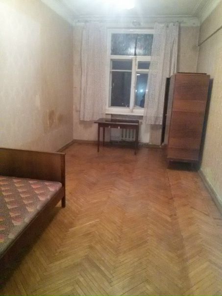 Фото: Сдаётся комната! <br> 15,500 руб. + коммуналка (обычно около 600 руб.) + интернет по 660 руб. раз в квартал. Залог, равный оплате за один месяц, его можно вносить по мере возможности. <br> Заезд – с 1 июня, но по договорённости возможно и раньше в пределах недели. <br> м. Бабушкинская. Автобусом – 10 минут, спокойным шагом – около 15. В 5 минутах – ж/д станция Лосиноостровская. Ремонт старый, но комната и квартира в целом очень большие и просторные. Для тех, кого не смущает советский флёр) Из мебели – кушетка и шкаф. Соседи тихие и спокойные люди, из-за разных графиков иногда вообще можно не пересекаться. <br> Тихий, приятный и зелёный район, дом сразу напротив парка. Вокруг много магазинов, хорошо развита инфраструктура. По всем вопросам – пишите в личку.