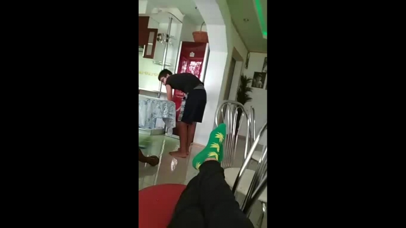 челик моет полы