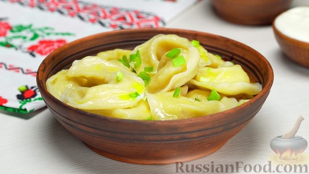 Вареники с картошкой и жареным луком Для теста: Мука - 450 г , 50 г для работы с тестом Яйцо - 1 шт. Вода - 200 мл Соль - 1 ч. ложка * Для начинки: Картофель - 450 г Лук репчатый - 200 г Масло