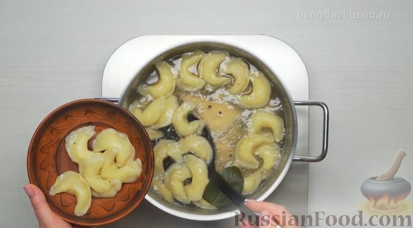Вареники с картошкой и жареным луком Для теста: Мука - 450 г , 50 г для работы с тестом Яйцо - 1 шт. Вода - 200 мл Соль - 1 ч. ложка * Для начинки: Картофель - 450 г Лук репчатый - 200 г Масло